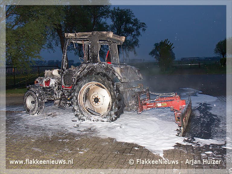 Tractor in brand bij Achthuizen