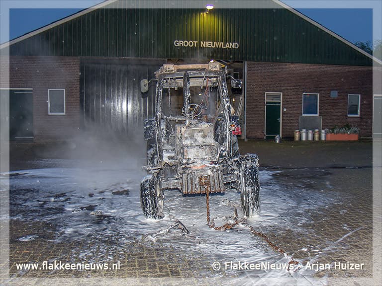 Tractor in brand bij Achthuizen
