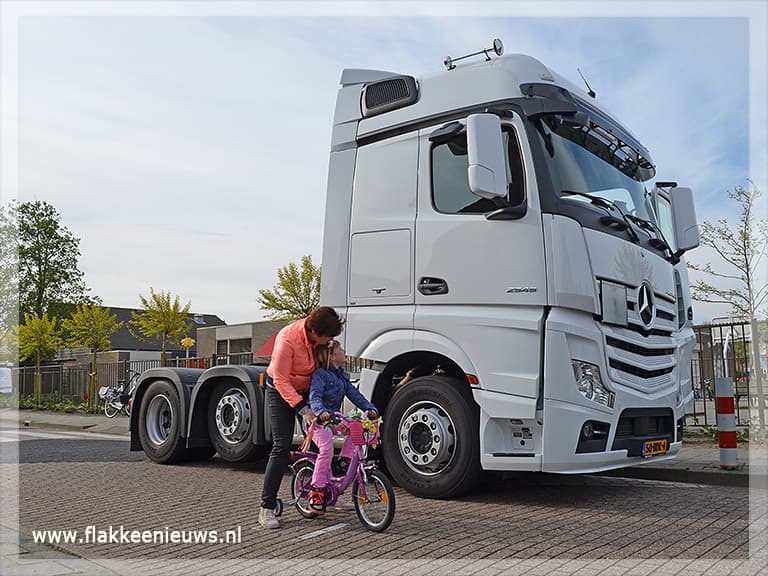 Kleuters krijgen verkeersles met de vrachtauto