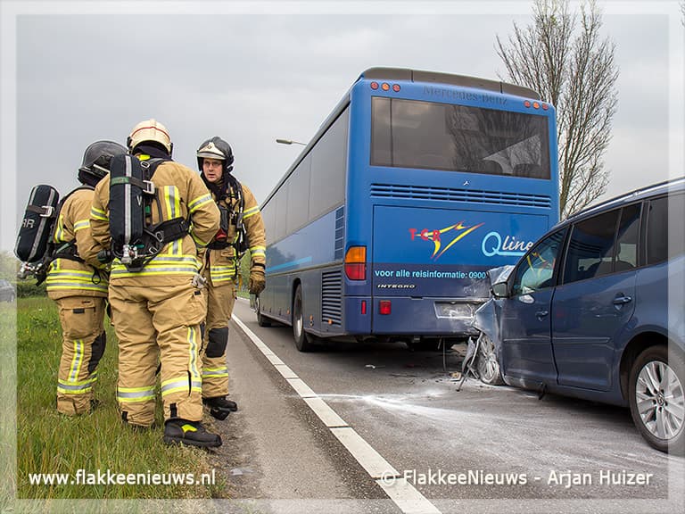 Auto rijdt zich vast in bus