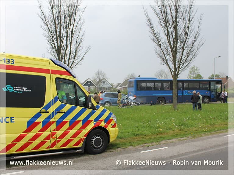 Auto rijdt zich vast in bus
