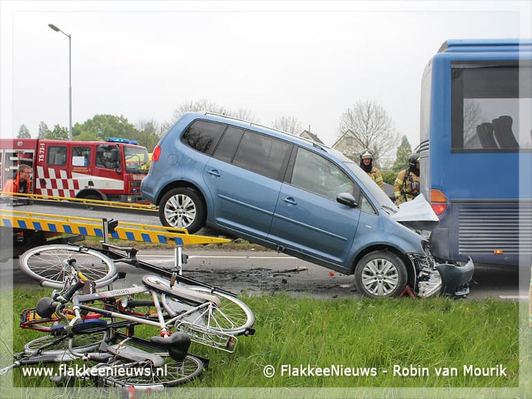 Auto rijdt zich vast in bus