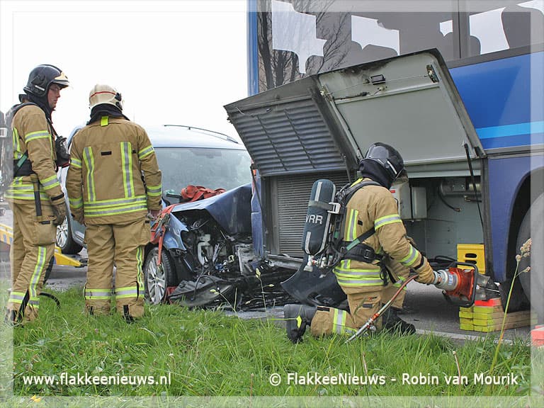 Auto rijdt zich vast in bus
