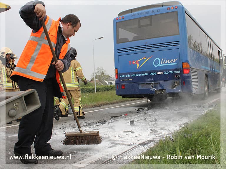 Auto rijdt zich vast in bus