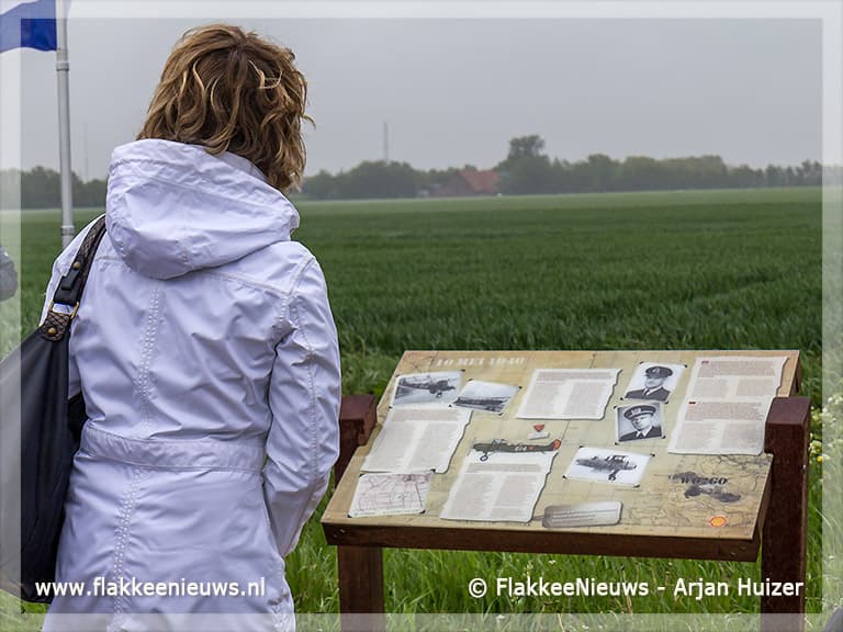 Familie van mei-vliegers onthullen informatiepaneel