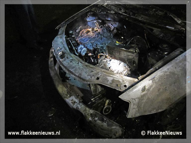 Auto in brand op oprit woonhuis