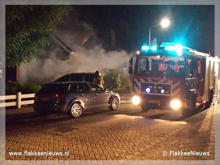 Auto in brand op oprit woonhuis