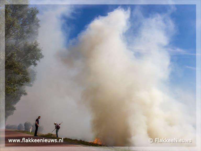 Een bermbrand is zo ontstaan