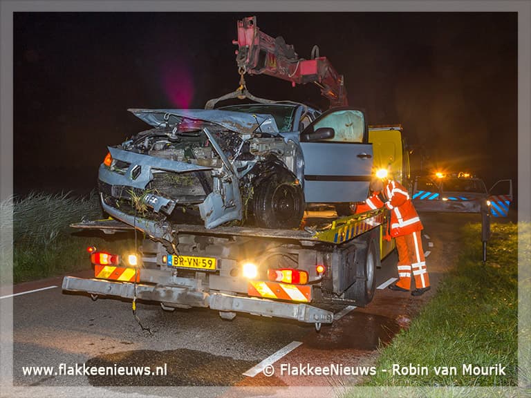 Twee gewonden door auto in de sloot