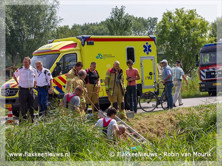 Brandweer haalt vrouw met scootmobiel uit de sloot