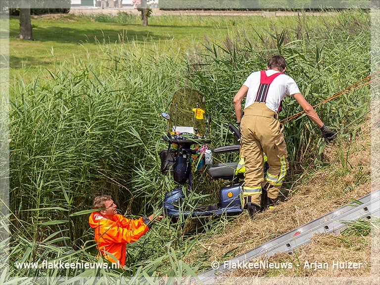 Brandweer haalt vrouw met scootmobiel uit de sloot