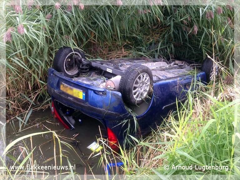 Auto te water bij Oude-Tonge