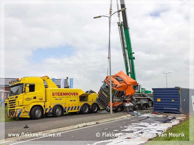 Vrachtwagen geschaard op de Zuidelijke Randweg