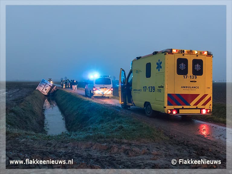 Vuilniswagen rijdt sloot in