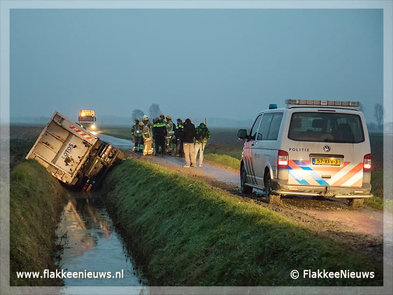 Vuilniswagen rijdt sloot in