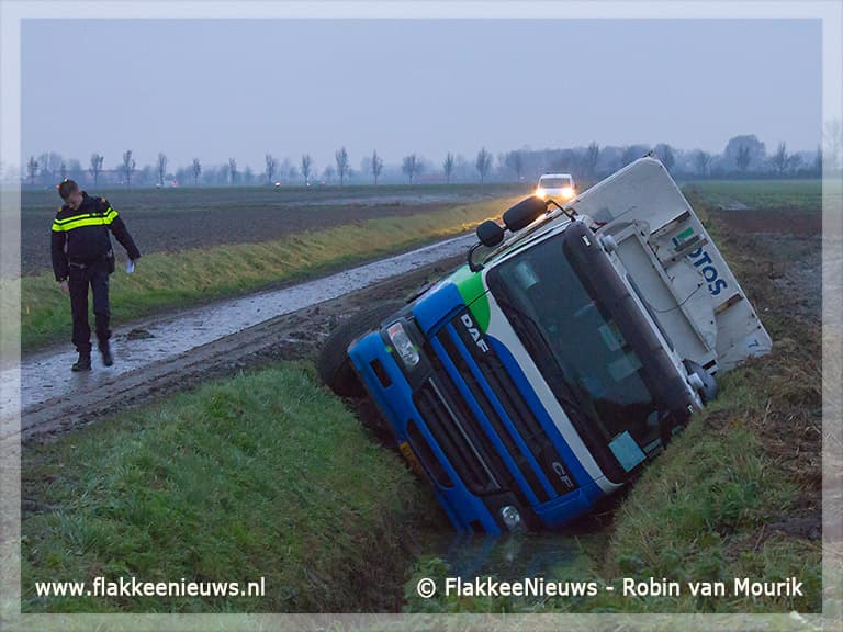 Vuilniswagen rijdt sloot in
