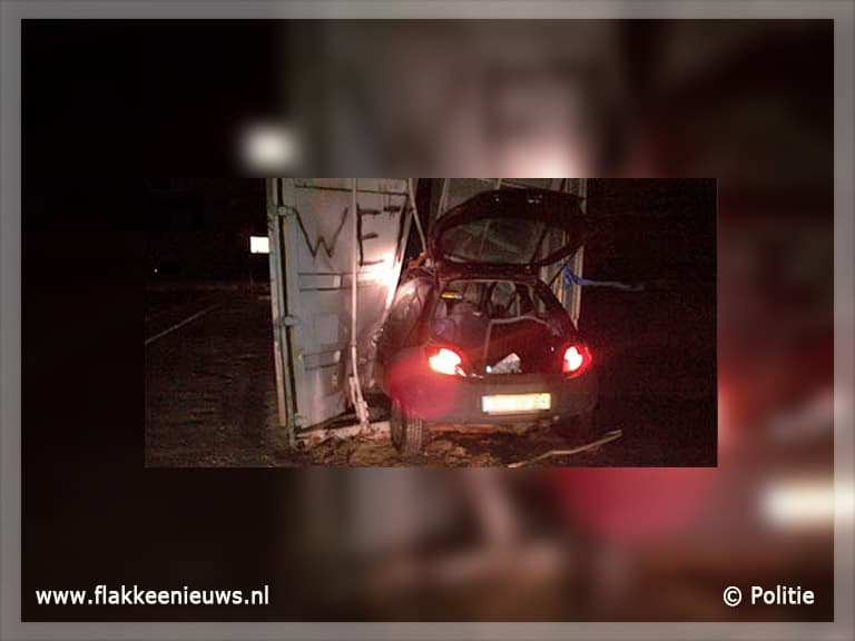 Auto rijdt stilstaande container binnen