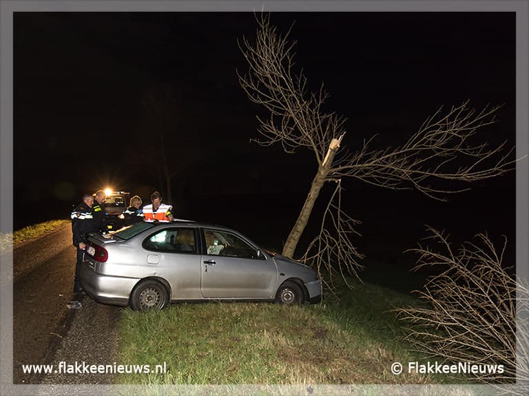Auto tegen boom aangetroffen