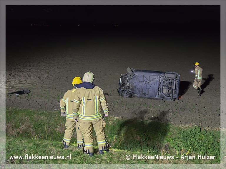 Auto over de kop bij Dirksland
