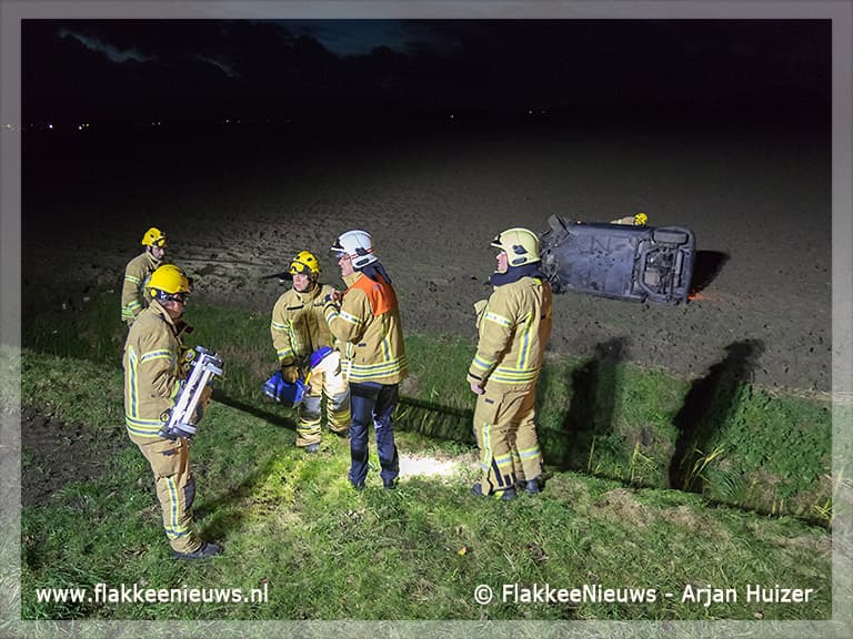 Auto over de kop bij Dirksland
