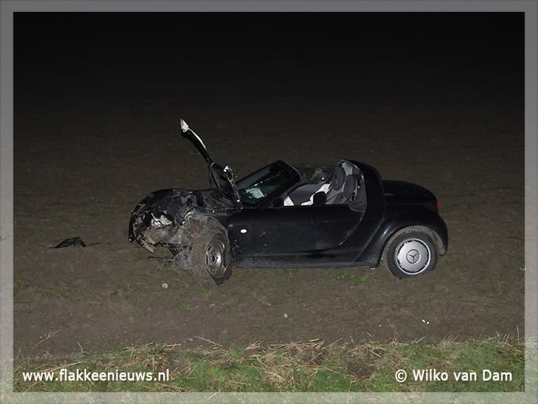 Auto over de kop bij Dirksland