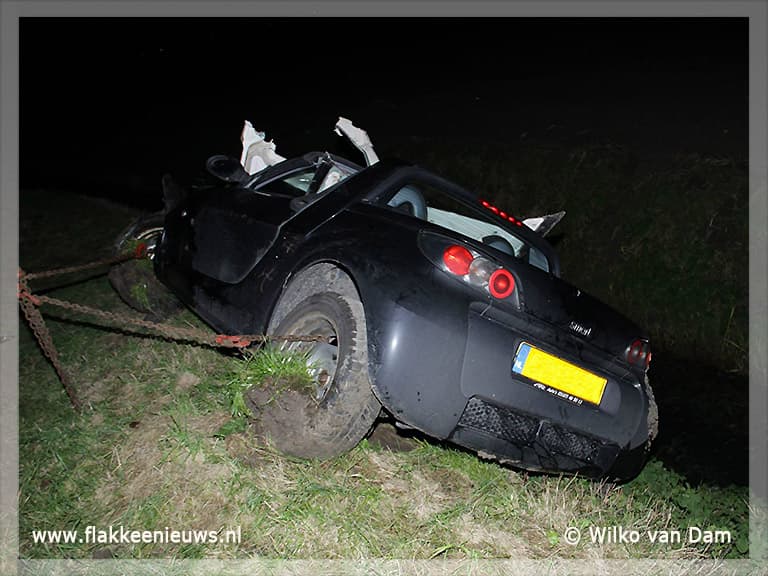 Auto over de kop bij Dirksland