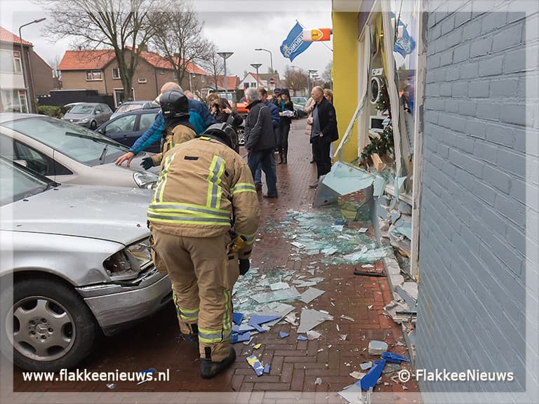 Auto rijdt winkelpand in