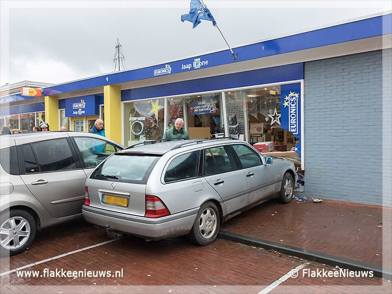 Auto rijdt winkelpand in