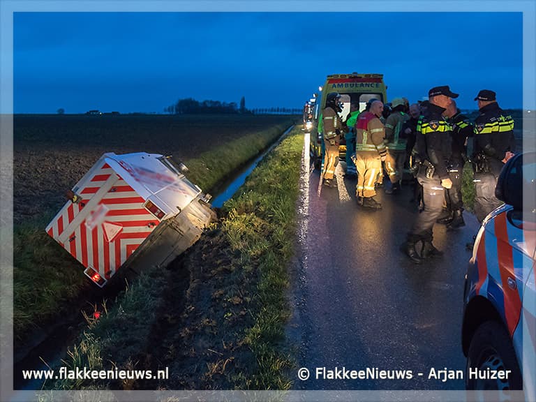Veegwagen in de sloot