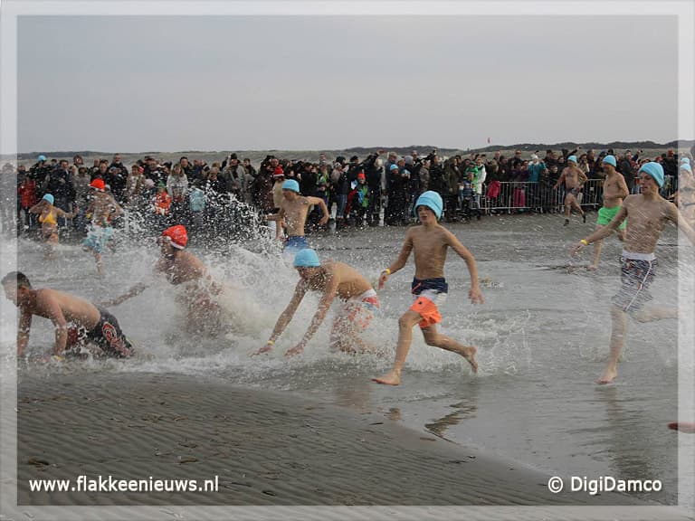 Geslaagde koude Ouddorpse nieuwjaarsduik