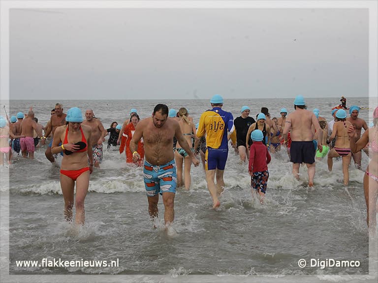 Geslaagde koude Ouddorpse nieuwjaarsduik