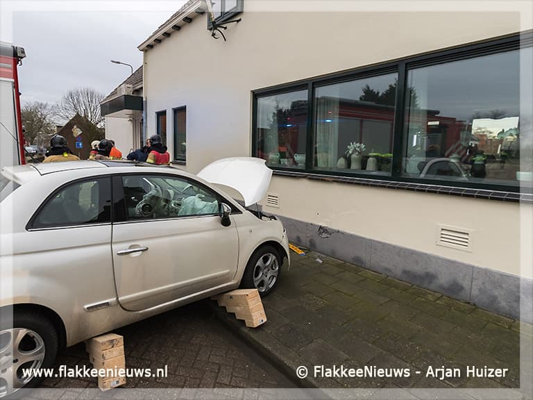 Auto rijdt tegen woning in Den Bommel