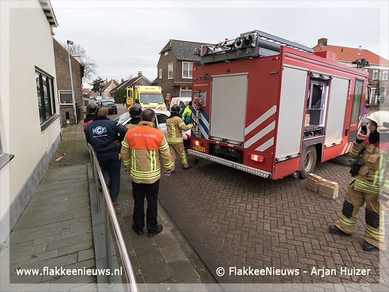 Auto rijdt tegen woning in Den Bommel