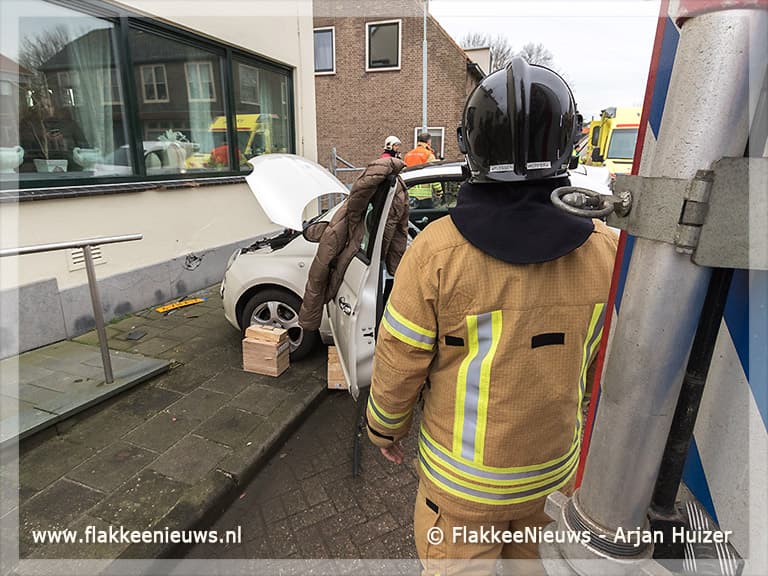 Auto rijdt tegen woning in Den Bommel