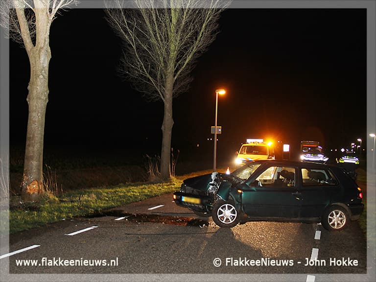 Auto tegen boom bij Den Bommel