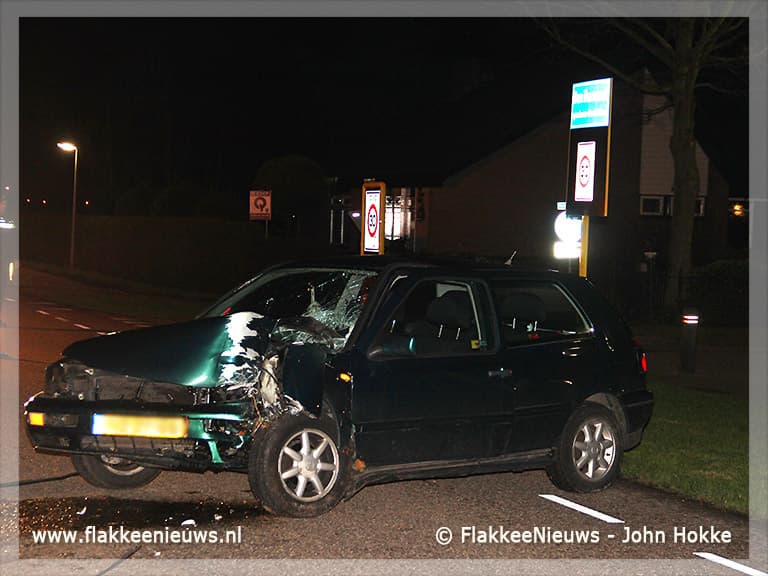 Auto tegen boom bij Den Bommel
