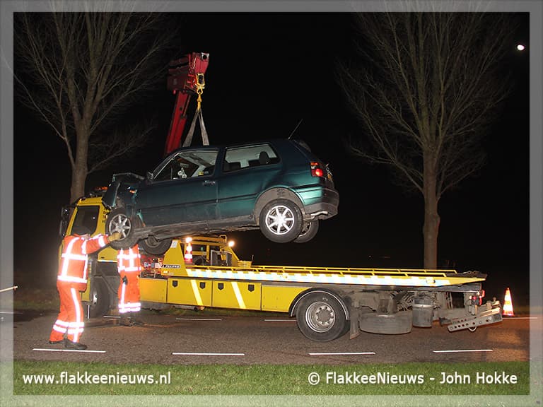 Auto tegen boom bij Den Bommel