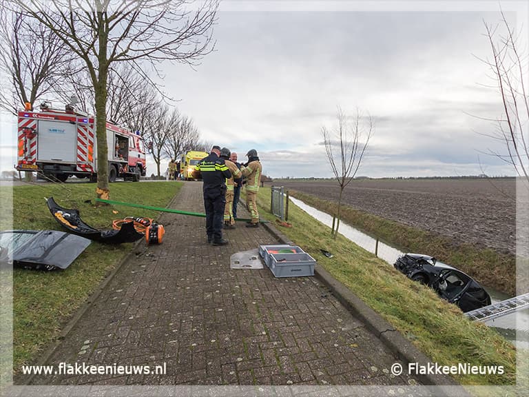 Auto van de dijk bij Oude-Tonge