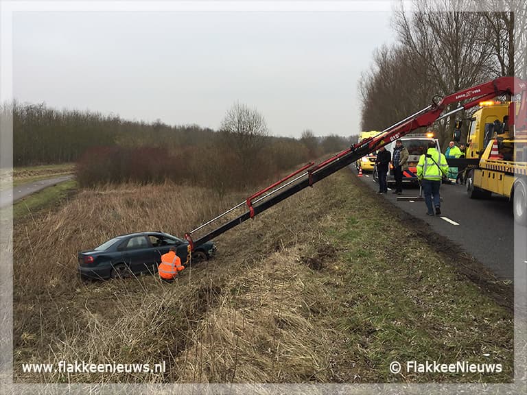 Auto over de kop bij Oude-Tonge