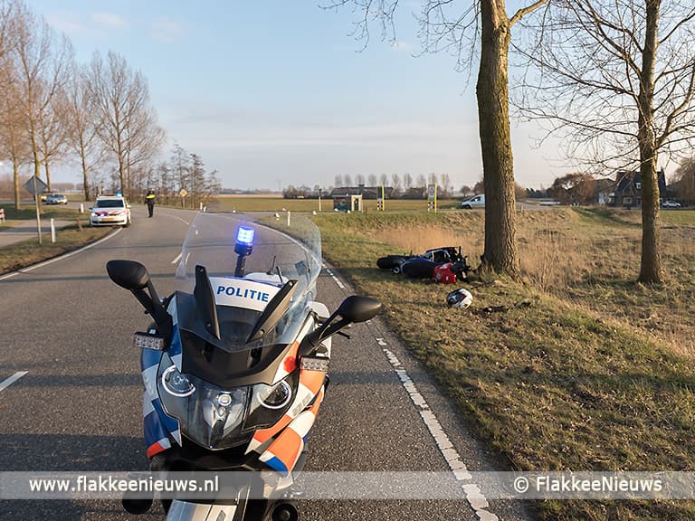 Motorrijder botst tegen boom