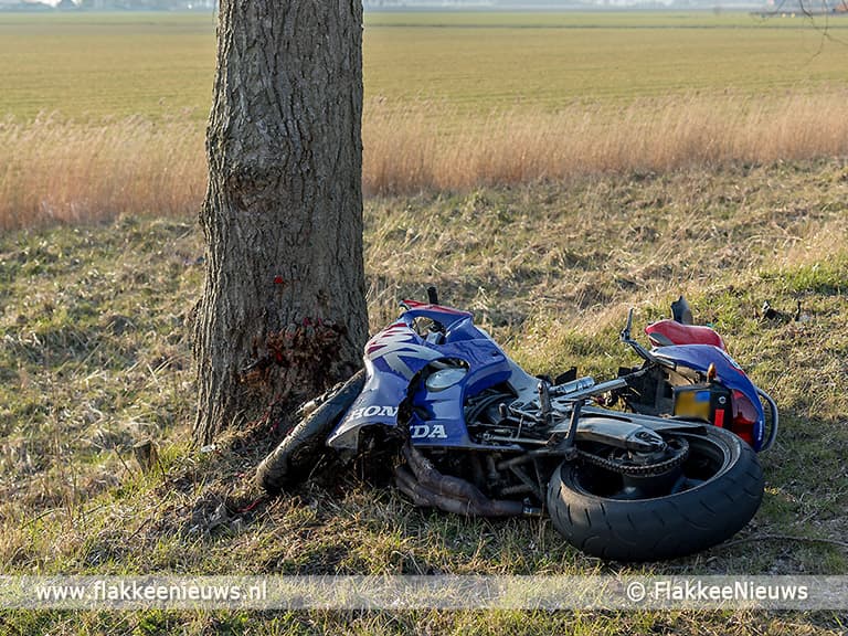 Motorrijder botst tegen boom