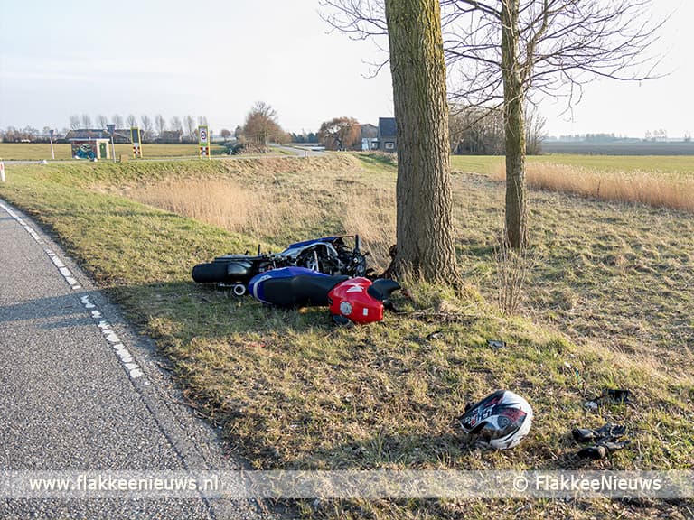 Motorrijder botst tegen boom