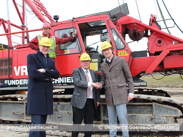 Wethouder Tollenaar slaat eerste paal windpark Hellegatsplein