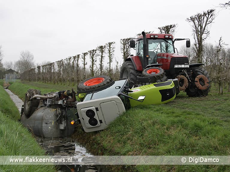 Tractor met giertank in de sloot