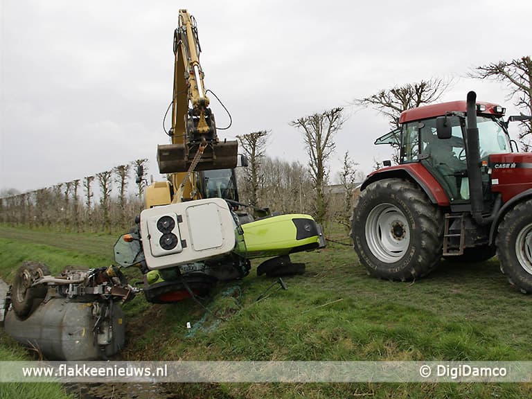 Tractor met giertank in de sloot