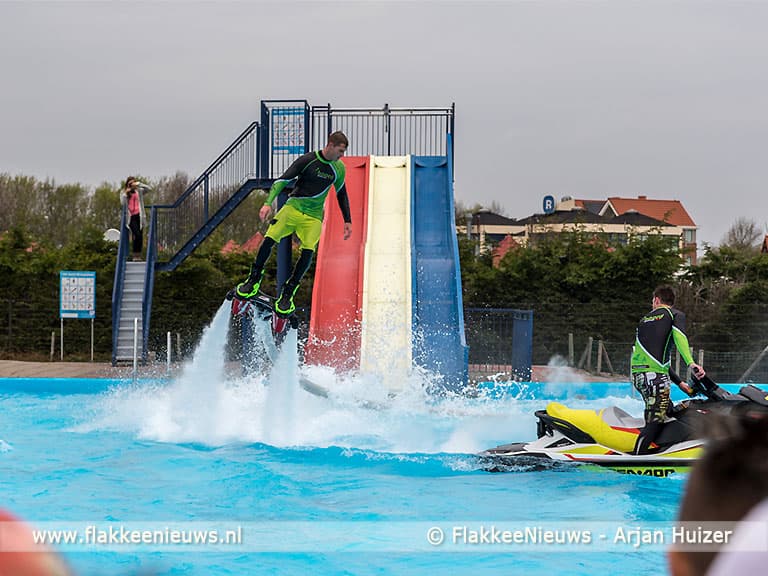Buitenzwembad in Stellendam vliegend geopend