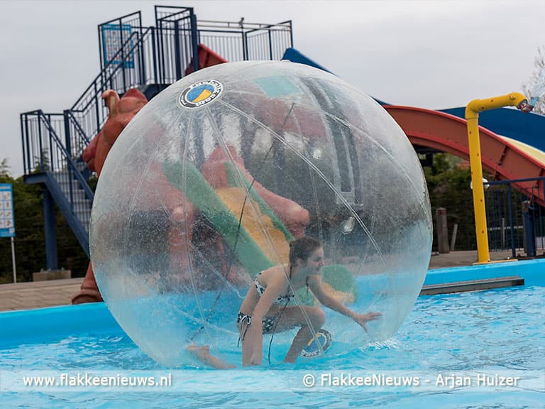 Buitenzwembad in Stellendam vliegend geopend