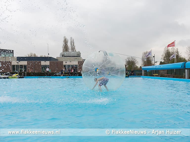 Buitenzwembad in Stellendam vliegend geopend