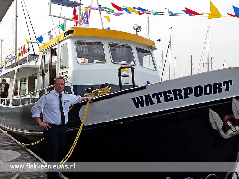 Start vaarseizoen pont op het Volkerak