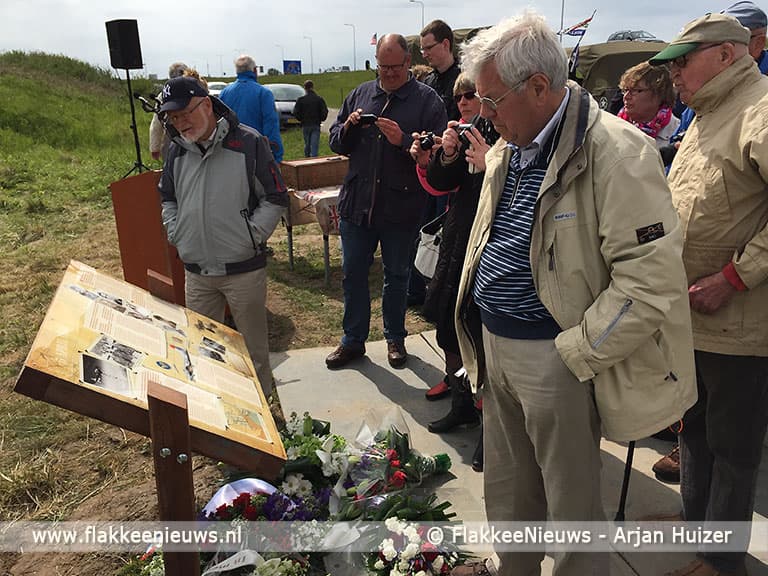 Flypast waardige afsluiter van onthulling herdenkingspaneel
